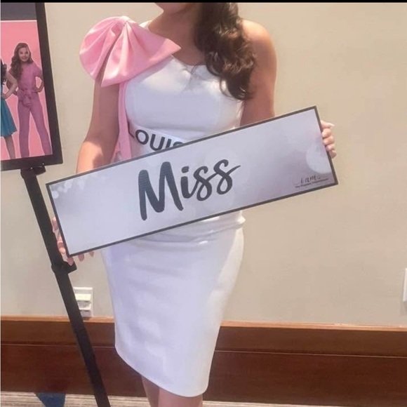 Chic White One-Shoulder Dress with Pink Accent - Picture 2 of 4